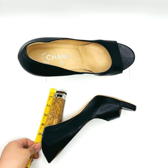 Chanel Black Leather CC Logo Silver Chain Peep Toe Cork Heel Pumps Shoes sz 39.5 - Picture 11 of 14